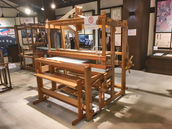 絹織物を作る機織機(はたおりき)