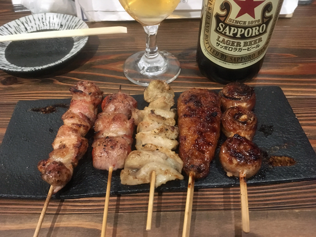 桑都テラス「炭火焼き・らくざ」で一人飲み