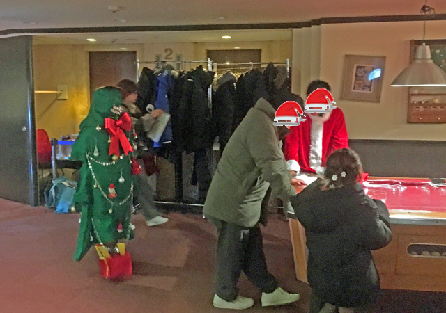 サンタクロースとクリスマスツリー