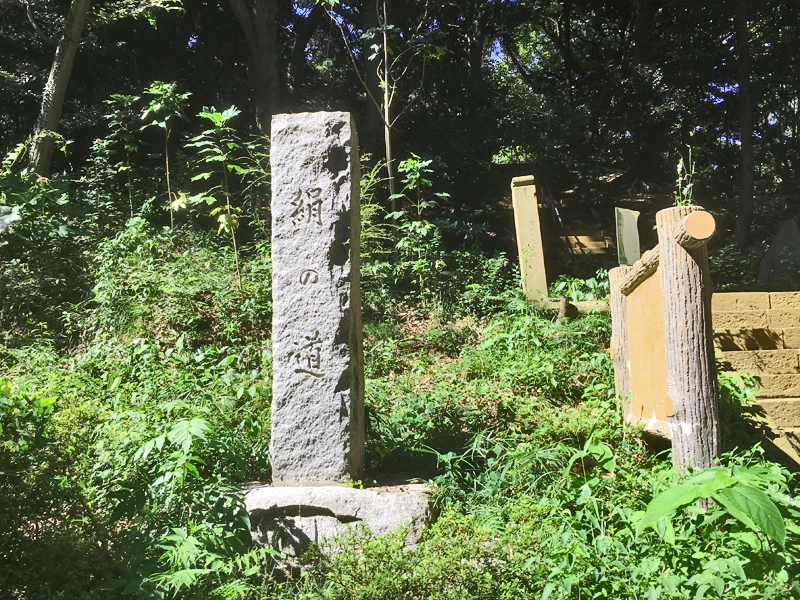 絹の道の記念碑