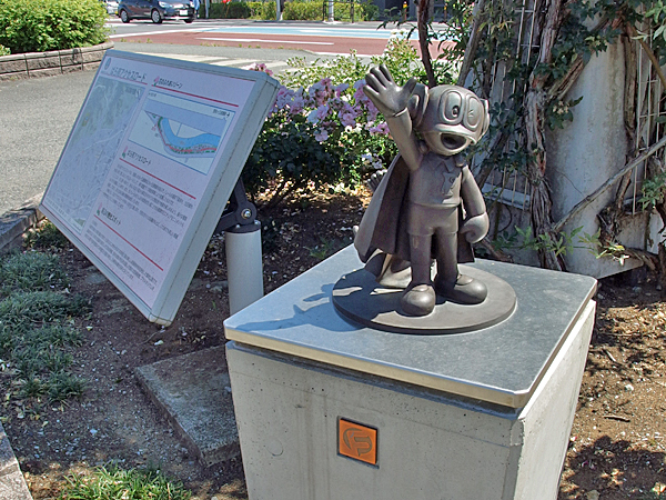 道端にパーマンの銅像