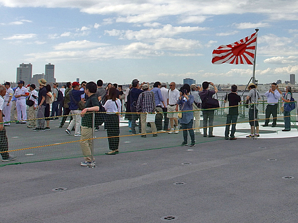 護衛艦いずもの旭日旗