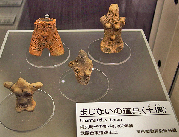 土偶でできた、おまじないの道具たち